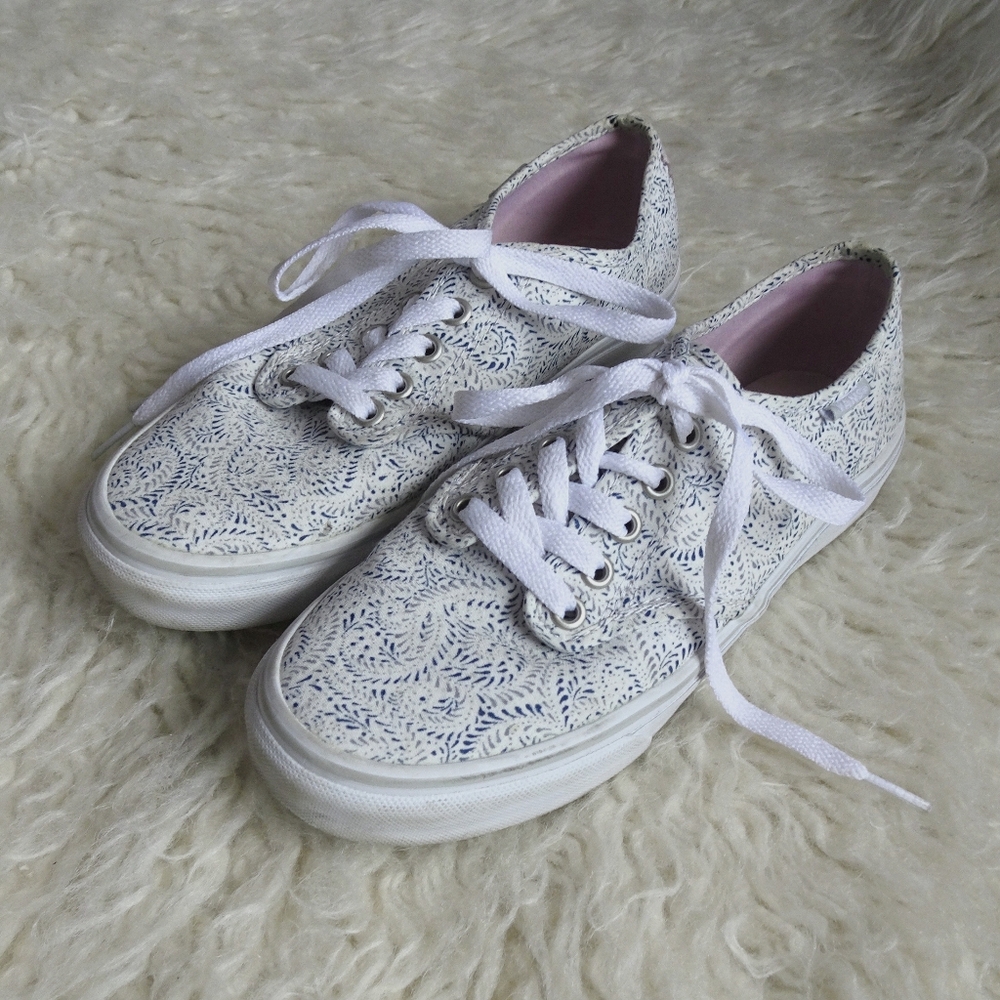 Vans Blue and White Paisley Pattern Sneakers Women's Size 7